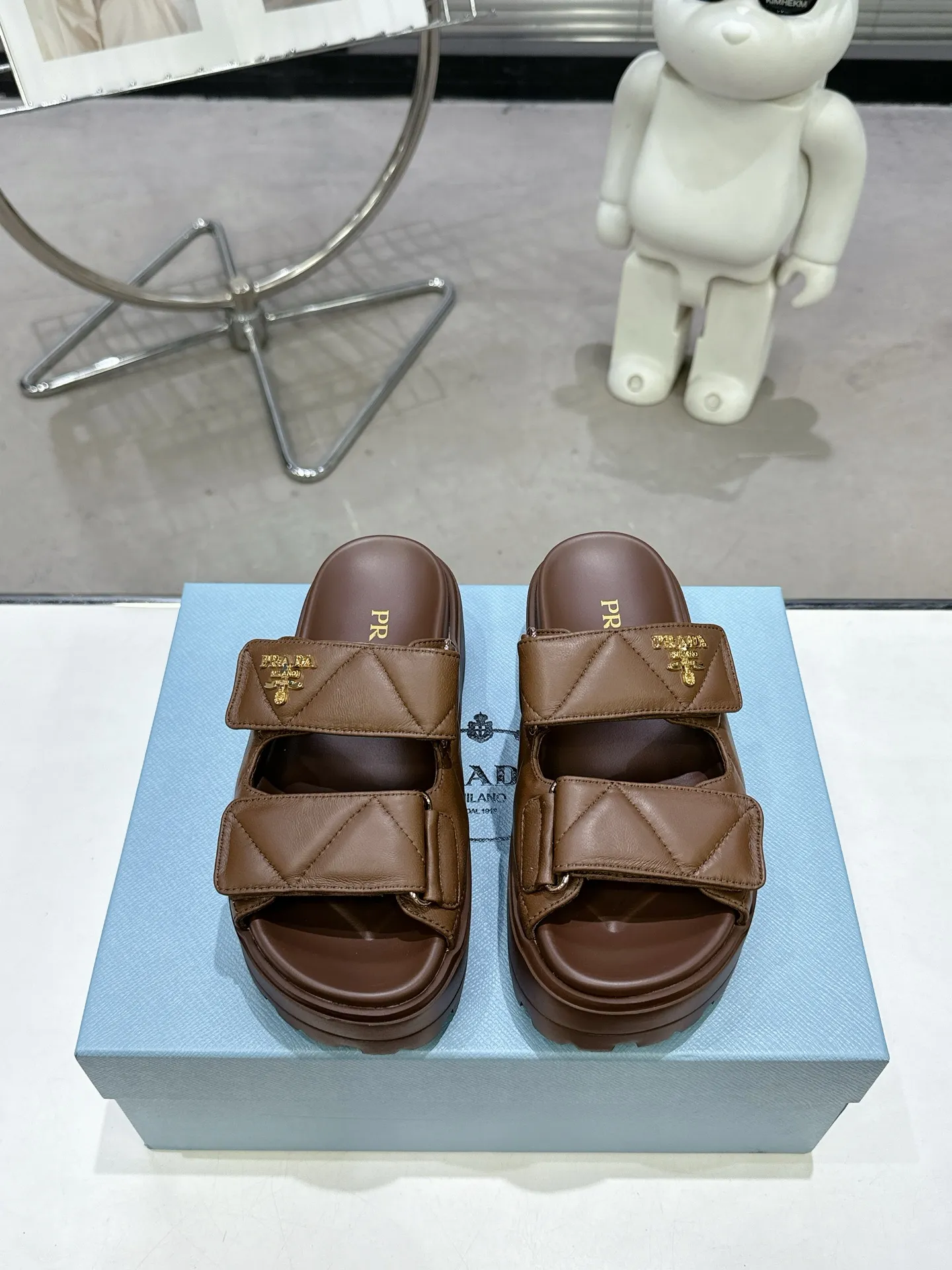 👟👟Ex-factory price 440👟👟 PRADA 2025 vs spring and summer popular sandals series... [Thick-soled double-button sandals] Original 1:1 customization, this year's most fashionable and popular retro British style, simple and elegant, all styles are good-looking, platform thick soles make you slimmer and taller, very comfortable, fashionable and versatile... Many Internet celebrities are on their feet. These platform round-toe thick-soled shoes are very popular this year. They can be worn (increased) for both leisure and leisure. ❶Material: Customized imported calf leather ❷Inner: Customized imported sheepskin ❸Outsole: Original molded ultra-light outsole ❹Sole thickness: 5.5cm ❺Number of yards: 35-40 ❻Packaging: Original full set of packaging ☀Color: Official website updated simultaneously